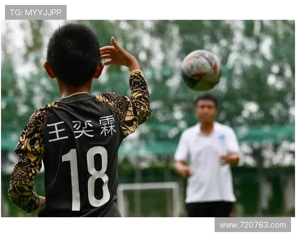 青训家长手记：足球社区里的育儿经与球星梦